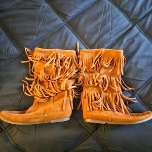 Size 8 Minnetonka fringe boots